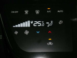 快適装備のオートエアコン装備しております。風向きや風量などを自動設定してくれるので、ドライブも快適です♪