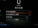 車線逸脱警報は、走行車線から逸脱しそうな場合にメーター内の警告灯とブザーで危険回避を知らせてくれる安全機能です♪