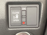 左側電動スライドドアは運転席からでも操作ができるように、ハンドル付近に開閉の操作スイッチが付いています。