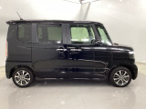 狭い駐車場でも、スライドドアならチャイルドシートへのお子さまの乗降や荷物の積載もスムーズ。