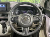 インテリアに合わせたデザインのステアリングは、運転される方のことも考え、運転しやすい形状、大きさです。是非一度、実際に触ってお確かめください。