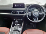 鮮やかなCX-5のコックピット。360&deg;ビューモニターを搭載し、安全確認もスムーズに行えます。ドライバー中心の機能的なレイアウトと高い質感が、快適なドライブを約束します。