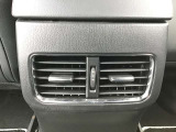 後部座席にもエアコン吹き出し口がしっかり装備されています。