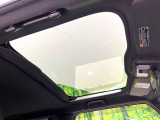 【ガラスルーフ】ガラスルーフ搭載で車内の解放感が一気にアップ!開放的なドライブをお楽しみいただけます。