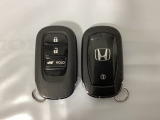 スマートキーを装備しています。鍵を差し込むことなくドアロックの開け閉めと、スタートボタン操作でのエンジンスタートができます。ボタン操作でトランクが開けられる電動テールゲートのボタンもついています。