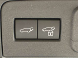 両手が荷物で塞がっている時にはコレ!パワーバックドアで開閉ラクラクです。バックドアに手が届かない時も、リモコンで開閉の操作が可能です。もちろん、荷物もたっぷり積めます。