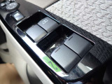 「ワンタッチで窓の開閉」パワーウィンドウですのでスイッチを押して頂くだけで窓の開閉が可能です♪