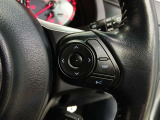ステアリングには運転中でも簡単に操作できる各種スイッチついてます