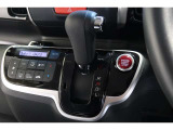 インパネシフトだから視線の移動も少なく足元もスッキリ♪運転席もゆったりしているのでゆとりを持ってドライブできますね!