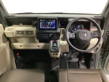 車内は光触媒抗菌消臭施工済です。インパネ周りはスタイリッシュなデザインで機能や装備も充実しています。グローブボックスやカップホルダーのほかにトレーなどたくさんの収納スペースが付いています。