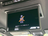 【14型有機ELフリップダウン】三列目からでも迫力のエンタメが観れる大画面フリップダウン。有機ELのモニターでは、一般的なフリップダウンよりも高コントラストでキレイな映像を楽しめます。