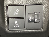 ハンドルの右側にはヘットライトリベライザーとHondaセンシング用のメインスイッチがついています。ヘッドライトリベライザーは道路状況や積荷の加重に応じてライトの高さを調節できます。