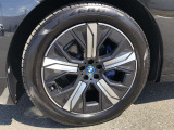 BMW純正21インチホイール。洗練されたデザインで、足元の個性を引き立てます。