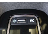 夜間など、静かに走行したい時に便利なモーターのみで動くEVモードへの切替えが出来ます。また、気分や走行状況に合わせてECO・NORMAL・SPORTを選べるドライブモードセレクトも装備されています。