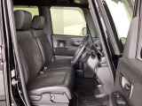 フロントシートはベンチシートです。ベンチシ―トは運転席と助手席の移動もスムーズ。狭い駐車場での乗り降りに便利です。