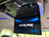 【12.8型フリップダウン】大画面モニターで後席でもエンタメをお楽しみいただけます。家族や友人とお出かけする機会が多い方に大人気です♪