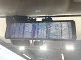【ドラレコ型デジタルインナーミラー】後席の大きな荷物や同乗者で後方が確認しづらい時でも安心!カメラが撮影した車両後方の映像をルームミラー内に表示。クリアな視界で状況の確認が可能です!