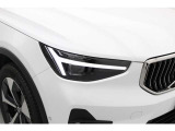 日中も点灯するデイタイムランニングライトは、遠くからも一目でボルボと判ります。ウインカーとして機能するときは、大きなオレンジの点滅となり安全に寄与します。