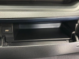 運転席側のインパネアッパーボックスは嬉しい収納!USBソケット付きでスマホの充電もできます!