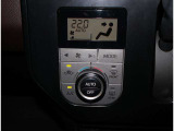 夜間走行でも安心のLEDへッッドライト搭載車です。とても明るく白い光で照らします。この装備も人気のアイテムですね