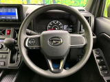 インテリアに合わせたデザインのステアリングは、運転される方のことも考え、運転しやすい形状、大きさです。是非一度、実際に触ってお確かめください。