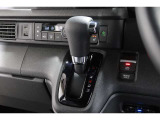 インパネシフトだから視線の移動も少なく足元もスッキリ♪運転席もゆったりしているのでゆとりを持ってドライブできますね!