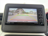 【バックカメラ】後退時に車両後方の映像をモニターに映す機能。目視できない死角を確認でき、衝突事故を防ぎます。駐車が苦手な方だけでなく全てのドライバーに必須の安全装備です。