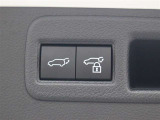 ハンズフリーパワーバックド(挟み込み防止機能・停止位置メモリー機能付)が装備されています。スマートキーを携帯していれば、リヤバンパーの下に足を出し入れするだけでバックドアが自動開閉します。