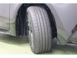 タイヤサイズ 215/45R17。京都トヨタにてこの車をご成約のお客様に限り、タイヤ4本を当社指定【新品】タイヤに交換します。ダークグレーメタリック塗装が精悍な純正アルミホイールを装着しています。