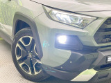 【LEDヘッドライト】悪天候や夜間走行時も良好な視界を確保し安心して運転できる高輝度LEDヘッドライトを装備!点灯速度が早く、消費電力も抑えられています。