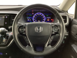 ハンドルにHondaセンシング系のクルーズコントロールやレーンキープアシストなどのスイッチと、オーディオの操作スイッチが装備されています。ハンドルから手を離さず安全に操作できます。