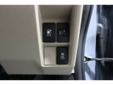 普通充電は6kWの高い出力で行うため、満充電まで約4.5時間という早さです。また、普通充電はフタを直接押し、急速充電は車内のボタンを操作して開け、あとは充電コネクターを差すだけで充電開始します。