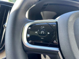 全車速追従機能付アダプティブクルーズコントロールは高速道や、渋滞時に、 自動で加速・走行・減速・停止をコントロールする機能で、疲労を軽減してくれます。右側にはボイスコントロール等のスイッチがつきます。