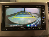 リバースギアに入れるだけで後方の表示へ切り替わります。夜間や雨の日の駐車も楽になりますよ。