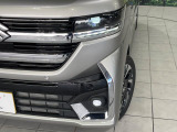 【LEDヘッドライト】悪天候や夜間走行時も良好な視界を確保し安心して運転できる高輝度LEDヘッドライトを装備!点灯速度が早く、消費電力も抑えられています。