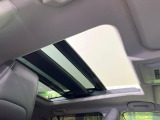 【サンルーフ】開放感たっぷりの希少装備、サンルーフが装着されています!車内に明かりを取り入れたり景色を楽しむ以外にも、車内の空気も簡単に換気できて快適です!