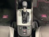 CVT車のセレクトレバーです。低速から高速まで、変速ショックのないスムーズな走りを実現するとともに、エンジン効率のよい領域を維持することで燃費にも貢献します。