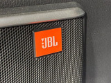 【JBLサウンドシステム】高品位サウンドシステムを搭載。専用のチューニングが施された大小様々なスピーカーから良質なサウンドが奏でられ、臨場感あふれる音響空間を演出します。