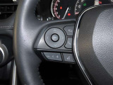 ステアリングスイッチ付きで、運転中に視線を前に向けたまま操作できます。