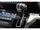インパネシフトだから視線の移動も少なく足元もスッキリ♪運転席もゆったりしているのでゆとりを持ってドライブできますね!