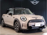 MINIのフロントグリルのデザインはイギリスで生まれた当初から、シルバーのサイドバーが折り重なった伝統的なデザインで御座います。その伝統はBMWのお車になってからでも少しずつ形を変えて守られております
