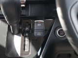 【オートブレーキホールド】信号待ち等でブレーキペダルを踏んで停車した際、ペダルから足を離してもブレーキ力を保持してくれる機能で、ブレーキペダルを踏み続ける必要がなくなるため、足の疲れを軽減します♪