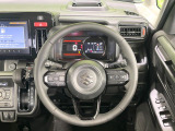 インテリアに合わせたデザインのステアリングは、運転される方のことも考え、運転しやすい形状、大きさです。是非一度、実際に触ってお確かめください。