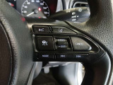 ステアリングには運転中でも簡単に操作できる各種スイッチついてます