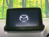 【8インチマツダコネクト】車内の雰囲気にマッチした大型のディスプレイ。スマホ接続でのナビ使用やBluetooth再生等、様々な機能が楽しめます。直感的なダイヤル操作が可能で、使い勝手も良好です。