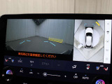 上から車両を見下ろしたような映像をナビゲーション画面に表示する「パノラミックビューモニター(床下透過表示機能付き)も搭載しています。