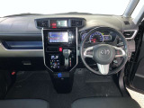 運転席周りのレイアウトをご覧ください。ナビゲーションが綺麗に装着されすっきり収まってますね!