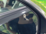 【ブラインドスポットインフォメーション】走行中、ドアミラーの死角になりやすい箇所に後続車が接近するとサイドミラー付近に警告を表示、ドライバーに注意喚起をしてくれます。