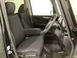 女性でも運転がしやすいように、シートの高さ調整機能(シートリフター)がついています。運転席と助手席の間が空いている為、助手席側への移動がスムーズです。交通量の多い道でも助手席側から乗り降りができます。