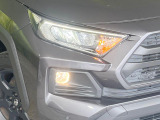 【LEDヘッドライト】悪天候や夜間走行時も良好な視界を確保し安心して運転できる高輝度LEDヘッドライトを装備!点灯速度が早く、消費電力も抑えられています。